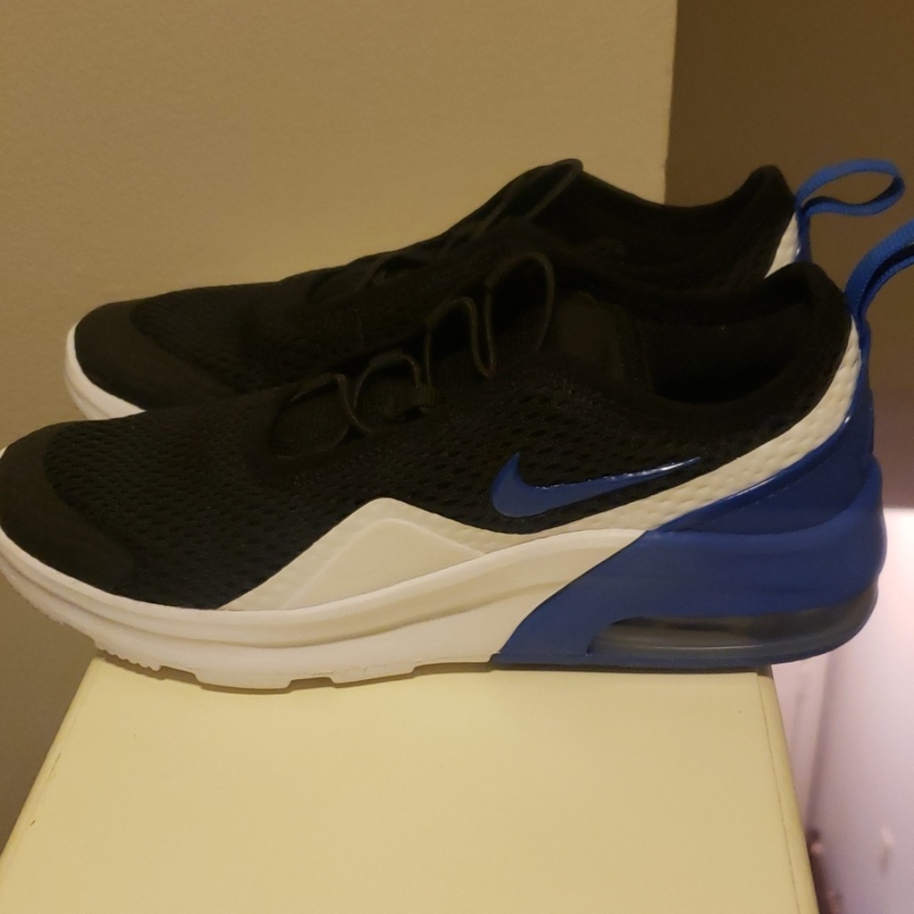 Boy's tennis shoes